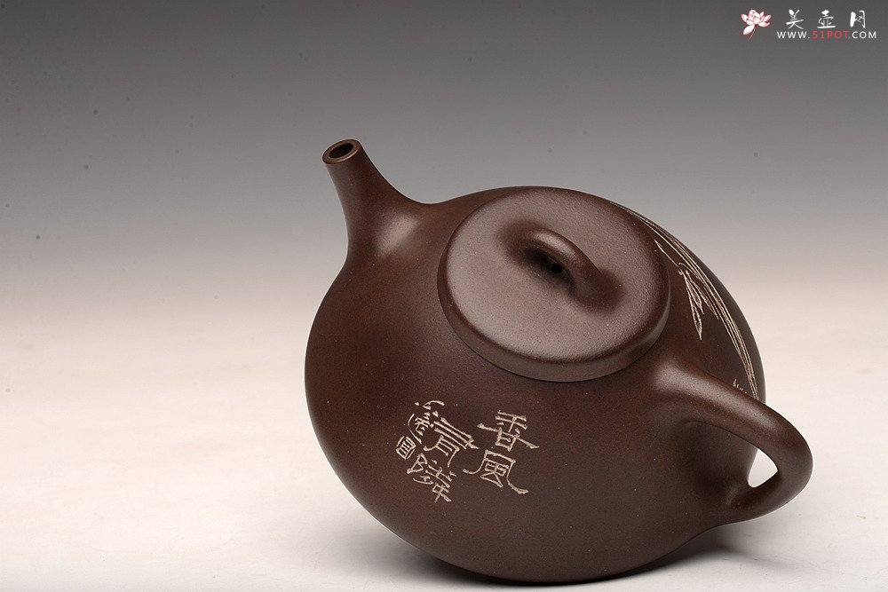 紫砂壶图片：陆轶舟精心装饰 汤红专代表作全手子冶石瓢 骨肉均挺 一厂黑星土 儒雅文气 - 宜兴紫砂壶网
