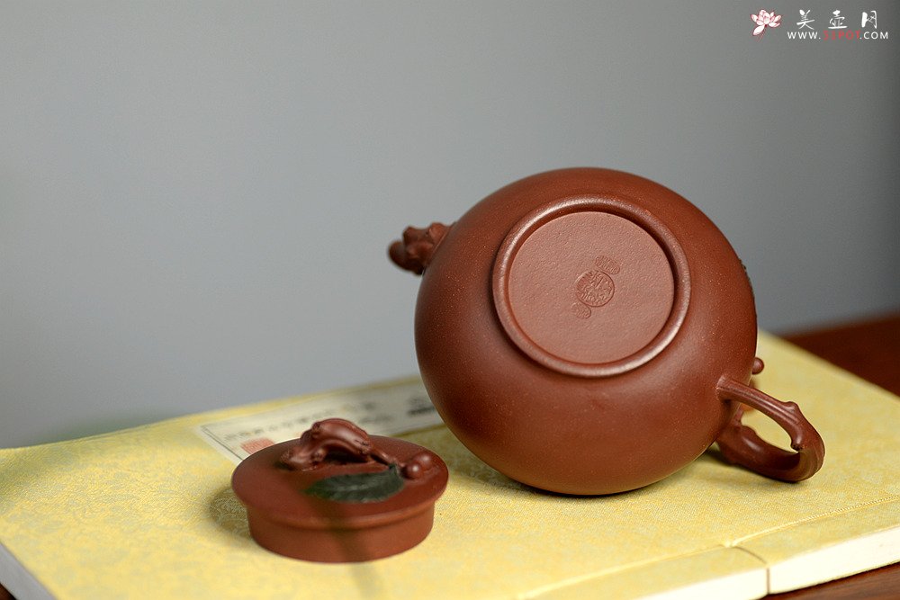 紫砂壶图片：红豆生南国 春来发几枝  孙伟强张新亚合作 原创作品 红豆  - 宜兴紫砂壶网