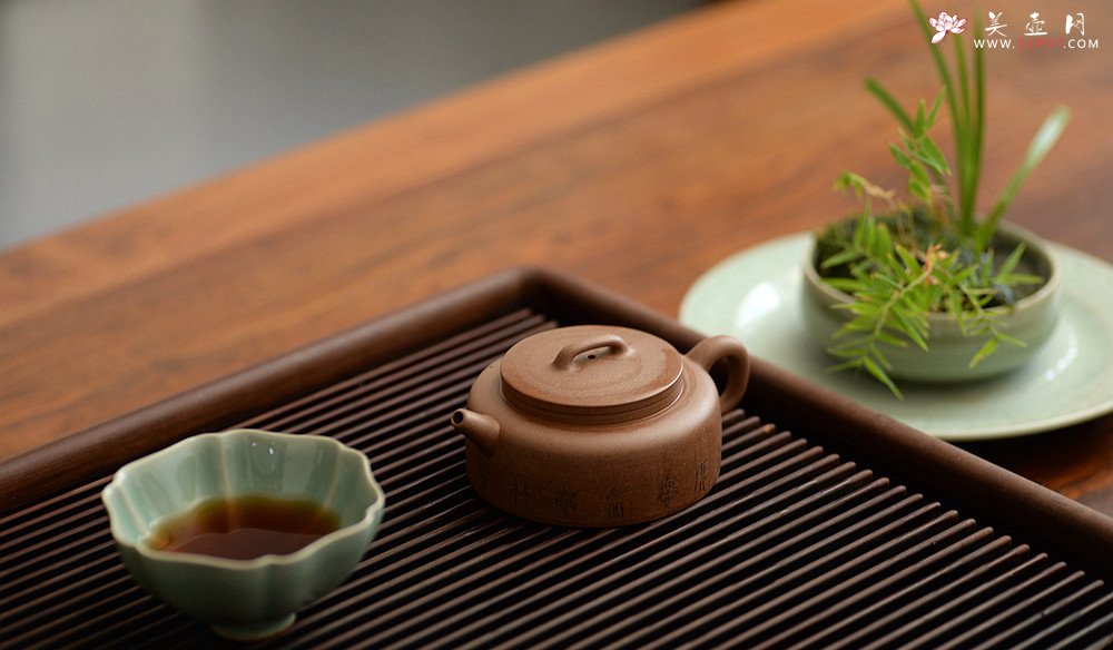 紫砂壶图片：詹黎明全手新品 王俊平装饰 圆润不失刚劲 文气周盘 - 宜兴紫砂壶网