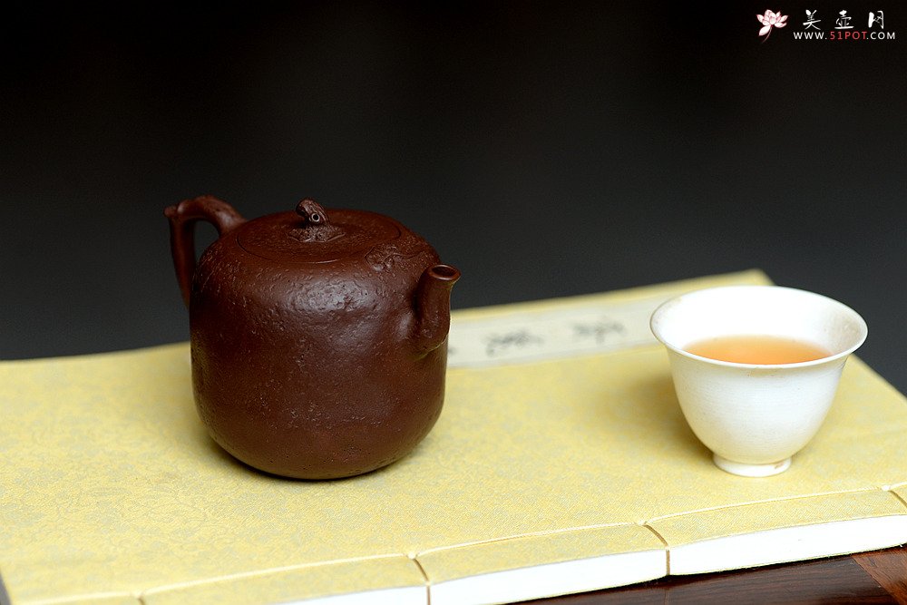 紫砂壶图片：潘丹初全手新作 泥‘玄’系列之玄石 古拙文气 如意灵芝 吉祥 - 宜兴紫砂壶网