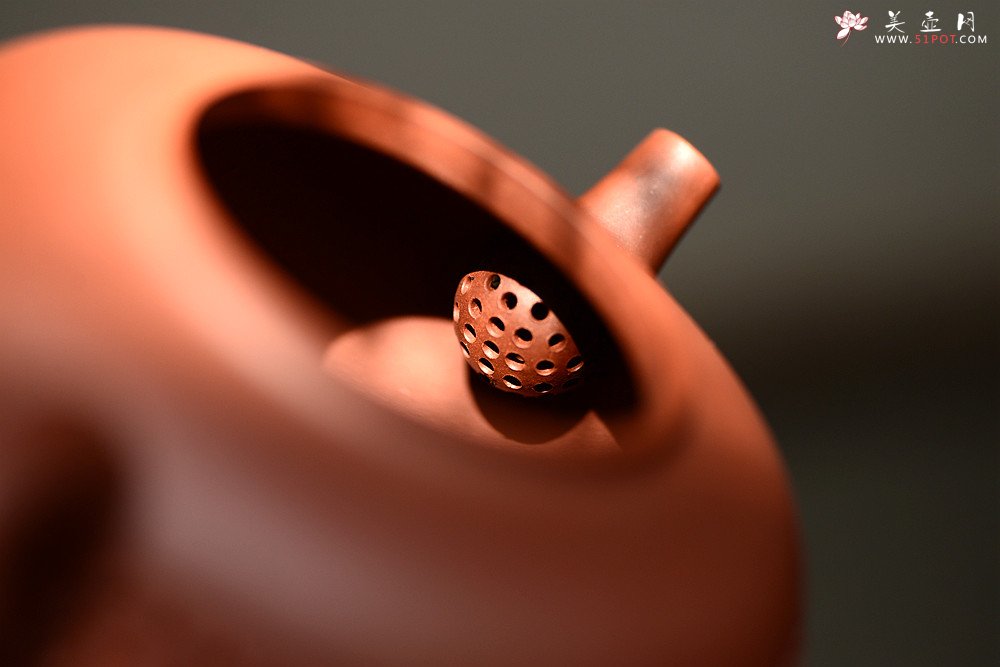 紫砂壶图片：于洪霞乙未年全手精品之作 挺拔俊秀  全手钟乐  - 宜兴紫砂壶网