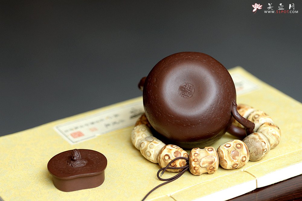 紫砂壶图片：潘丹初全手新作 泥‘玄’系列之玄石 古拙文气 如意灵芝 吉祥 - 宜兴紫砂壶网