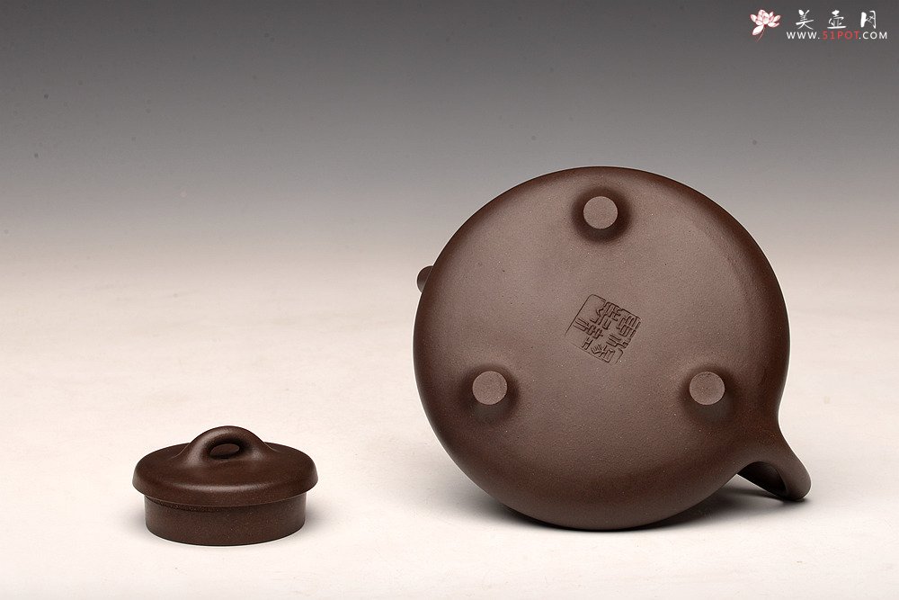 紫砂壶图片：陆轶舟精心装饰 汤红专代表作全手子冶石瓢 骨肉均挺 一厂黑星土 儒雅文气 - 宜兴紫砂壶网