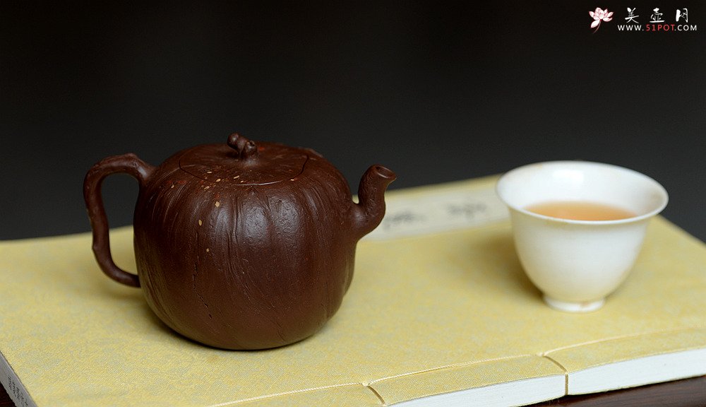 紫砂壶图片：花货新风尚  妙趣横生 潘丹初全手新作 树魂 - 宜兴紫砂壶网