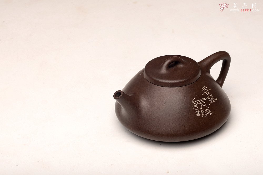 紫砂壶图片：陆轶舟精心装饰 汤红专代表作全手子冶石瓢 骨肉均挺 一厂黑星土 儒雅文气 - 宜兴紫砂壶网