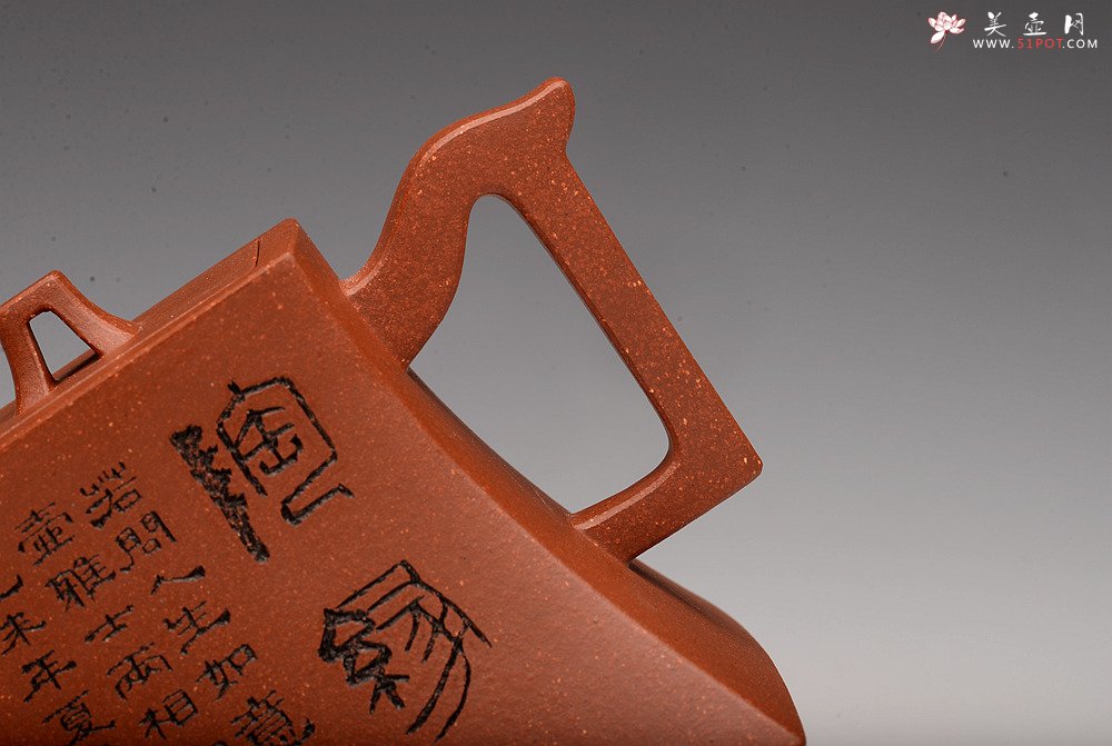 紫砂壶图片：强强联合 陈宏林装饰 苍劲刀法  降坡泥 全手方鈡 - 宜兴紫砂壶网