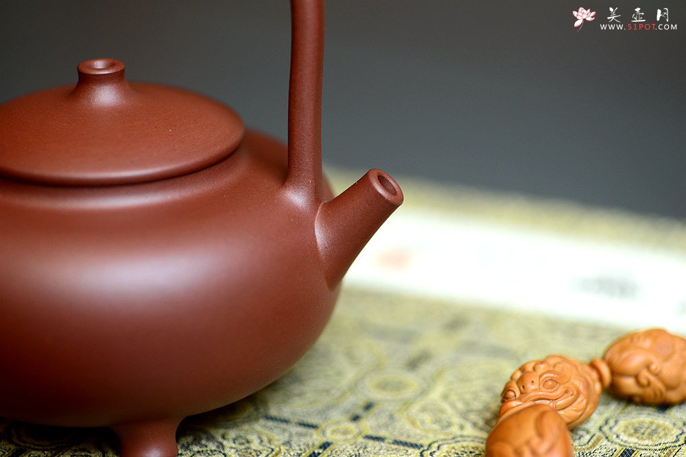 紫砂壶图片：饱满挺拔 圆润可人 于洪霞乙未年全手作品 童馨提梁 - 宜兴紫砂壶网