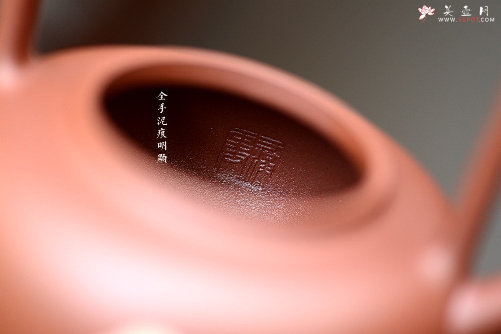 紫砂壶图片：饱满挺拔 圆润可人 于洪霞乙未年全手作品 童馨提梁 - 宜兴紫砂壶网