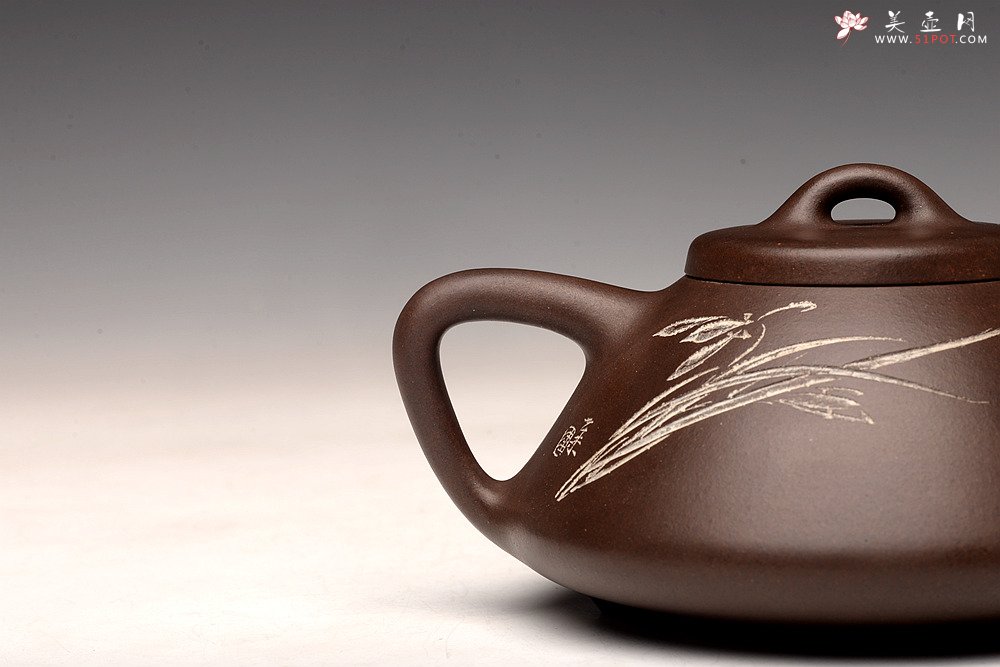 紫砂壶图片：陆轶舟精心装饰 汤红专代表作全手子冶石瓢 骨肉均挺 一厂黑星土 儒雅文气 - 宜兴紫砂壶网
