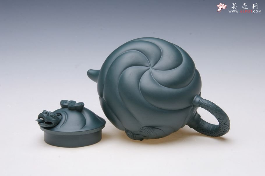 紫砂壶图片：鱼化龙 采用早期一厂民国绿泥 - 宜兴紫砂壶网