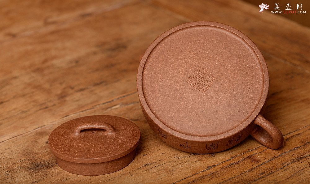 紫砂壶图片：詹黎明全手新品 王俊平装饰 圆润不失刚劲 文气周盘 - 宜兴紫砂壶网