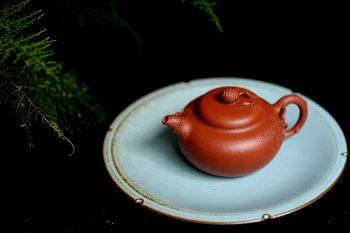 紫砂壶图片：蔡一强新品  实用花货 以松针装饰生动  原矿朱泥 全手松韵壶 - 宜兴紫砂壶网