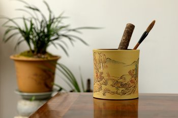 紫砂壶图片：朱牧清精心装饰山水笔筒~~别有风韵！！ - 宜兴紫砂壶网