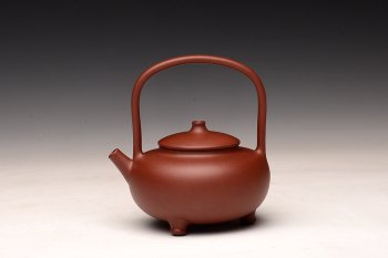 紫砂壶图片：饱满挺拔 圆润可人 于洪霞乙未年全手作品 童馨提梁 - 宜兴紫砂壶网