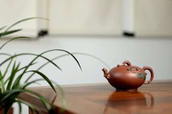 紫砂壶图片：红豆生南国 春来发几枝  孙伟强张新亚合作 原创作品 红豆  - 宜兴紫砂壶网