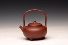 紫砂壶图片：饱满挺拔 圆润可人 于洪霞乙未年全手作品 童馨提梁 - 宜兴紫砂壶网