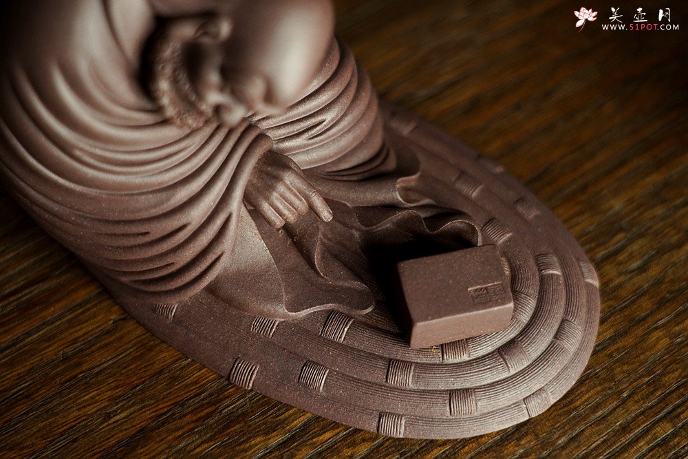 紫砂壶图片：细工大赞 刘祥精品雕塑 指点迷经  - 宜兴紫砂壶网