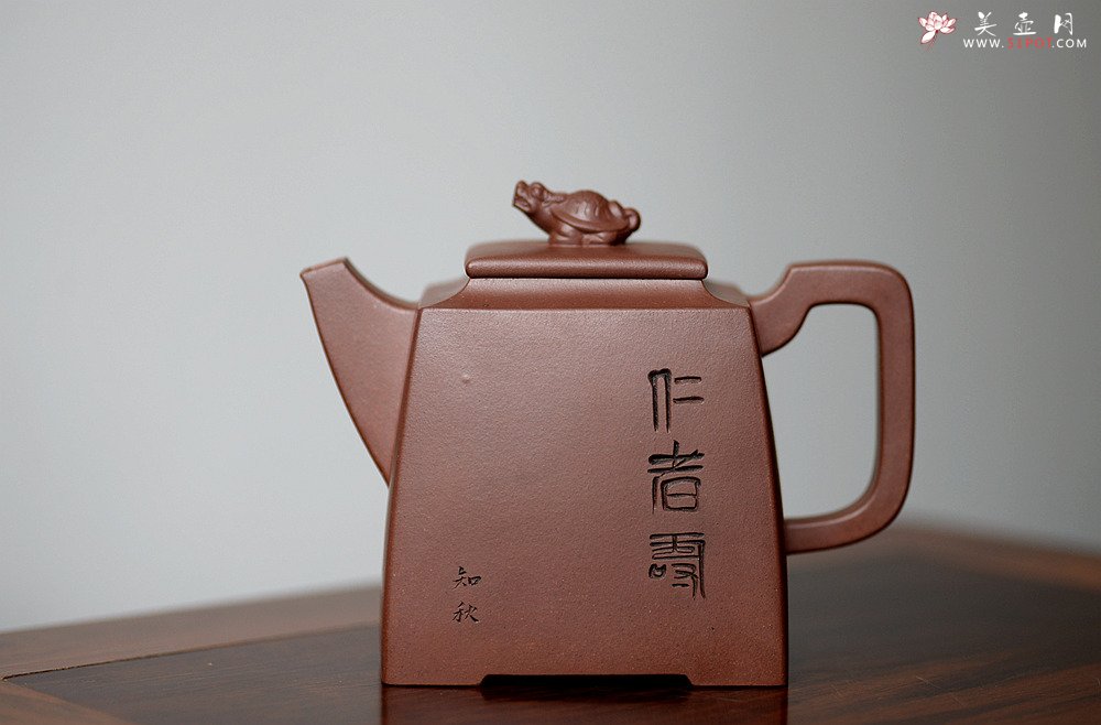 紫砂壶图片：方器潜力股 于洪跃全手作品 四方高寿 稳重大方 做工精致 知秋精心装饰 - 宜兴紫砂壶网
