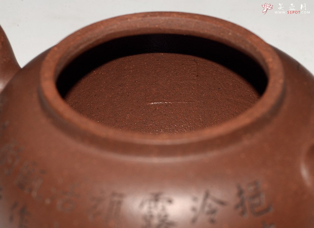 紫砂壶图片：张听钢精刻之作 全手平盖莲子 摹古清.申锡 耐品古朴 - 宜兴紫砂壶网