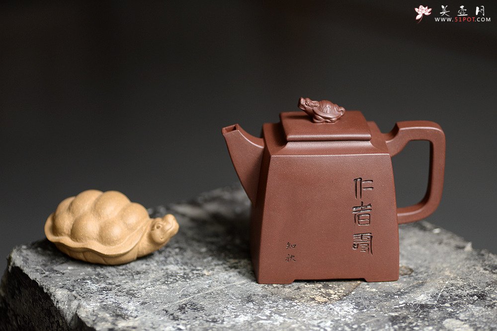 紫砂壶图片：方器潜力股 于洪跃全手作品 四方高寿 稳重大方 做工精致 知秋精心装饰 - 宜兴紫砂壶网