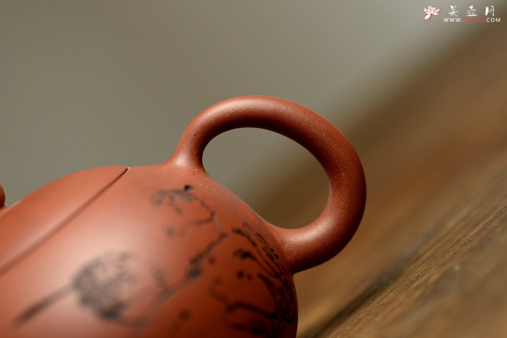 紫砂壶图片：优质老清水泥 圆润饱满 可人西施 文气的装饰  - 宜兴紫砂壶网