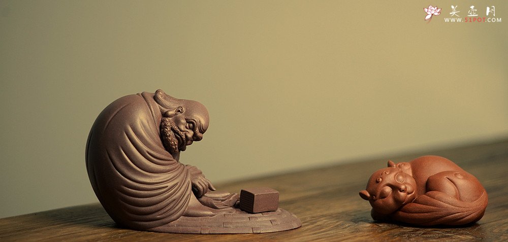 紫砂壶图片：细工大赞 刘祥精品雕塑 指点迷经  - 宜兴紫砂壶网