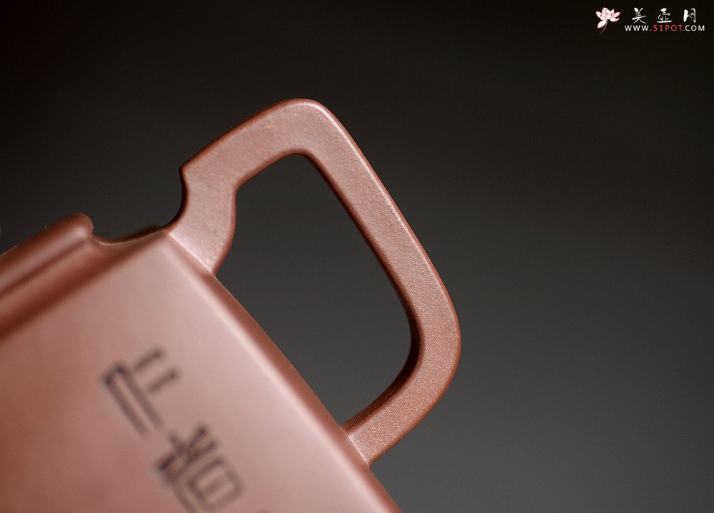 紫砂壶图片：方器潜力股 于洪跃全手作品 四方高寿 稳重大方 做工精致 知秋精心装饰 - 宜兴紫砂壶网