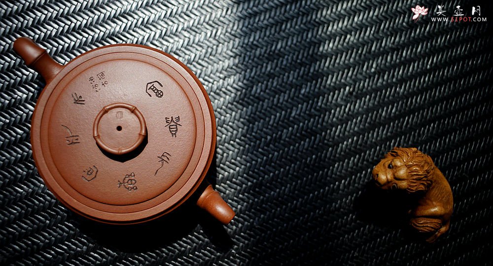 紫砂壶图片：史云棠高徒储俊伟作品 刘世涛装饰 文气十足 全手扁竹段 - 宜兴紫砂壶网