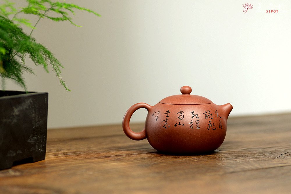 紫砂壶图片：优质老清水泥 圆润饱满 可人西施 文气的装饰  - 宜兴紫砂壶网