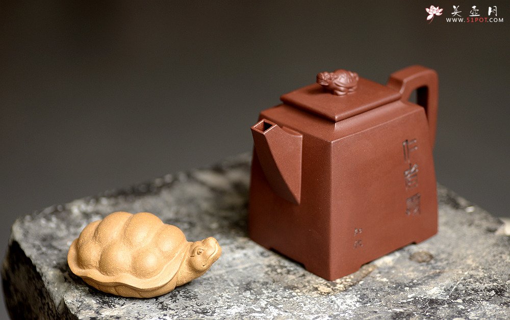 紫砂壶图片：方器潜力股 于洪跃全手作品 四方高寿 稳重大方 做工精致 知秋精心装饰 - 宜兴紫砂壶网