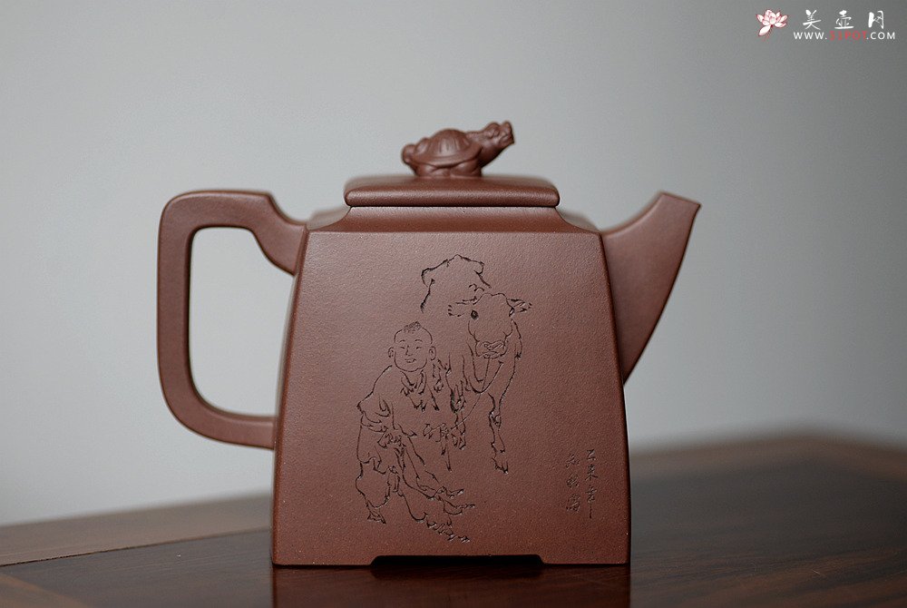 紫砂壶图片：方器潜力股 于洪跃全手作品 四方高寿 稳重大方 做工精致 知秋精心装饰 - 宜兴紫砂壶网