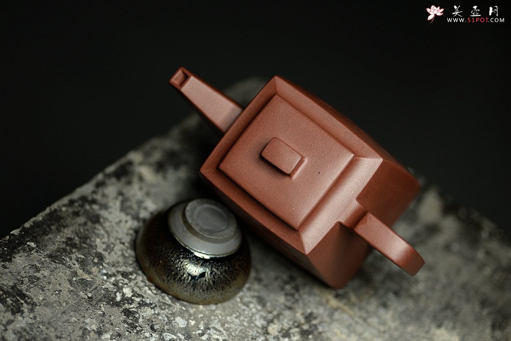 紫砂壶图片：挺拔刚正 稳重大方 文气装饰 空刻逸云 全手志在四方 - 宜兴紫砂壶网