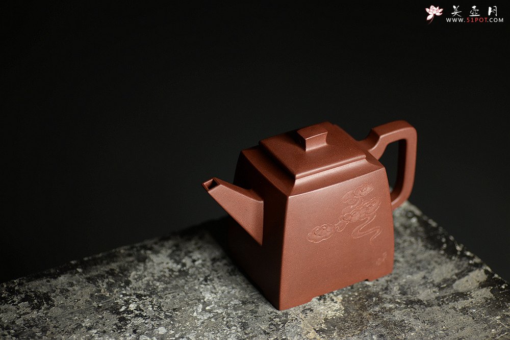 紫砂壶图片：挺拔刚正 稳重大方 文气装饰 空刻逸云 全手志在四方 - 宜兴紫砂壶网