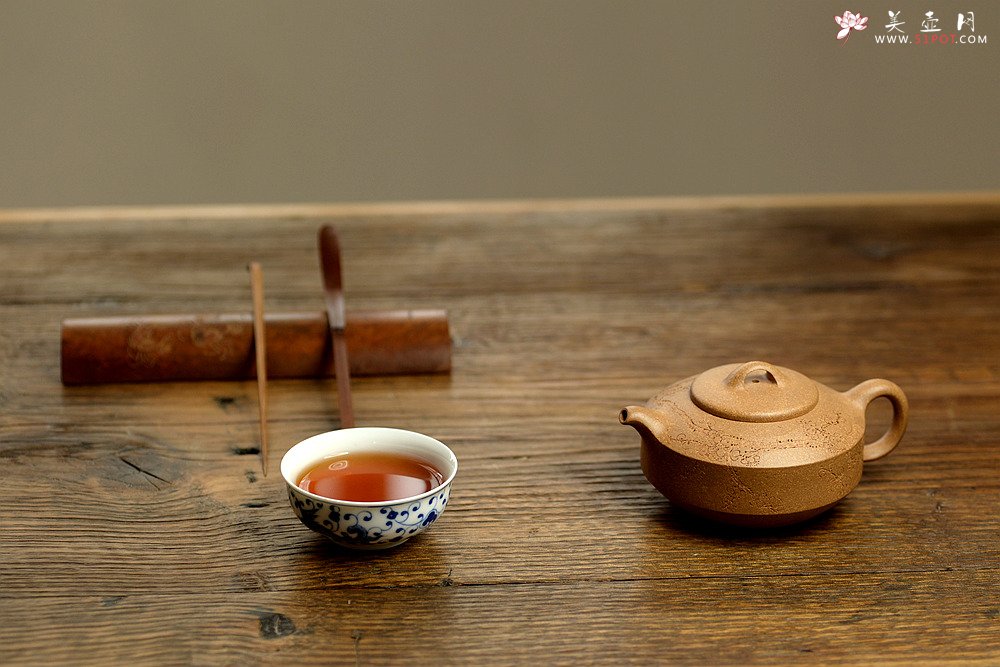 紫砂壶图片：国助工唐文作品  国助工袁德波装饰通转梅花 优质段泥 传统器形 扁石 - 宜兴紫砂壶网