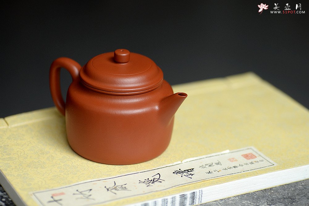 紫砂壶图片：山东篆刻家王福祥甲骨文装饰 经典实用 优质朱泥 德中 - 宜兴紫砂壶网
