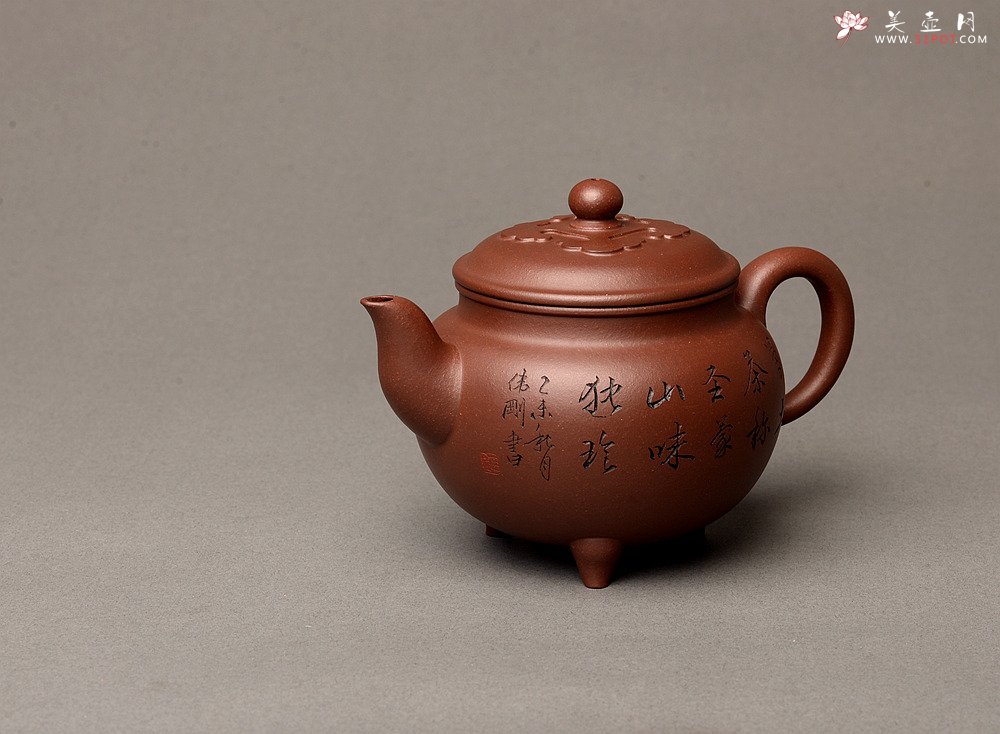 紫砂壶图片：传统经典 器型周正端庄 文气刻绘 大彬如意 - 宜兴紫砂壶网