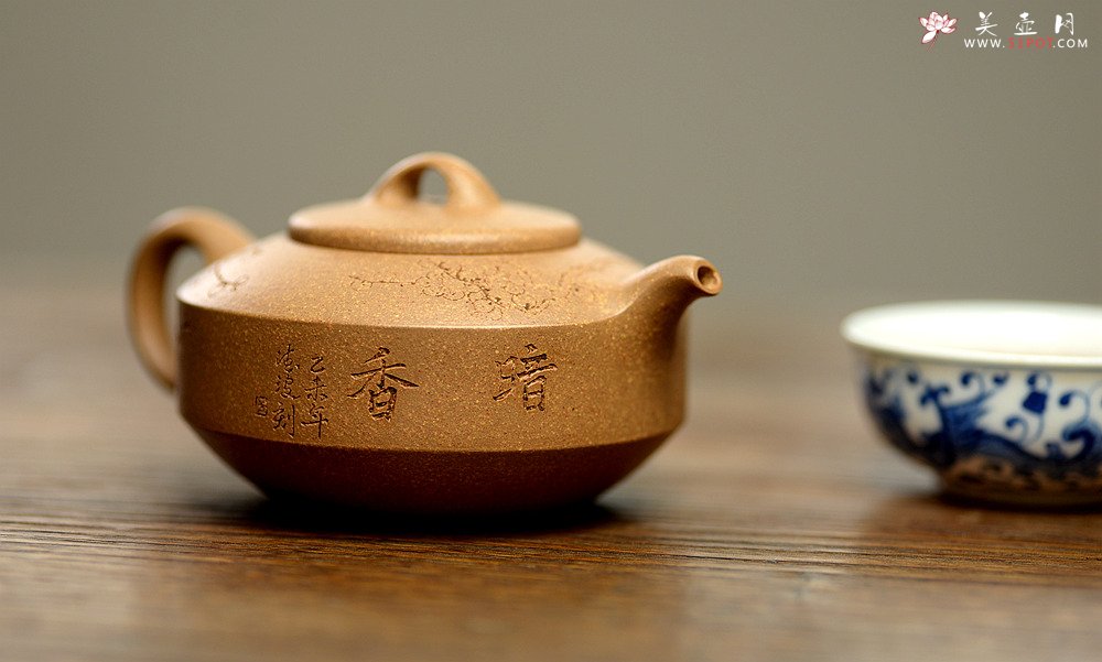 紫砂壶图片：国助工唐文作品  国助工袁德波装饰通转梅花 优质段泥 传统器形 扁石 - 宜兴紫砂壶网