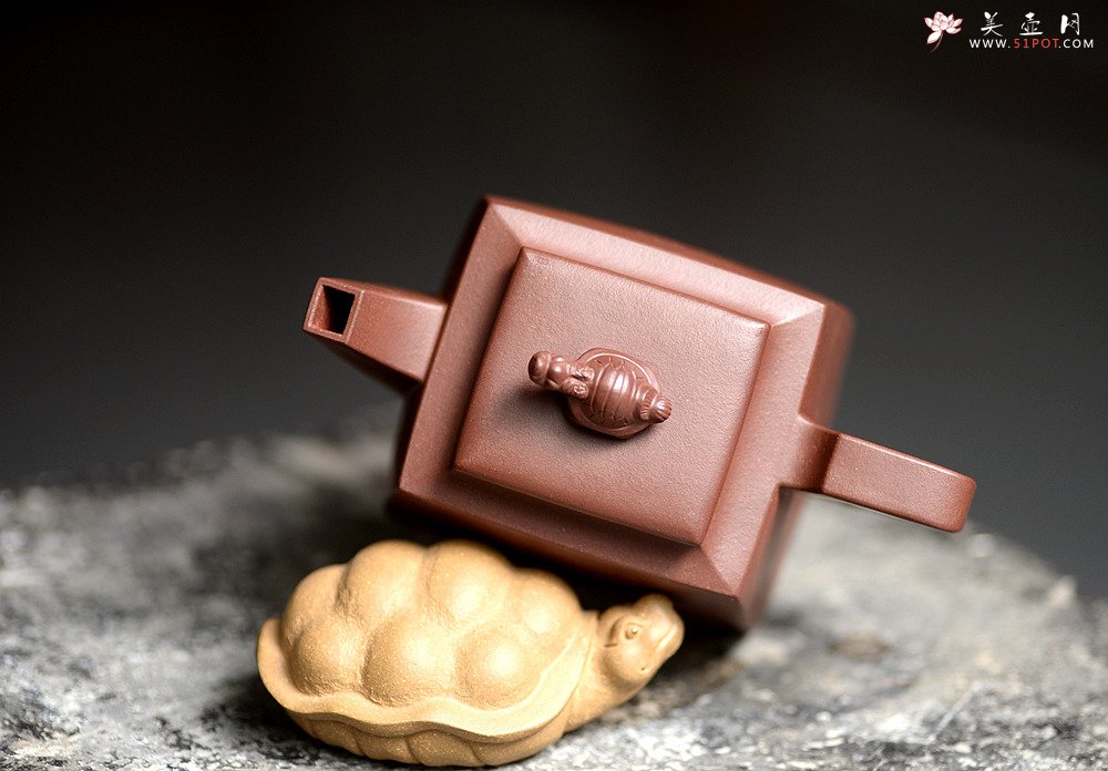 紫砂壶图片：方器潜力股 于洪跃全手作品 四方高寿 稳重大方 做工精致 知秋精心装饰 - 宜兴紫砂壶网