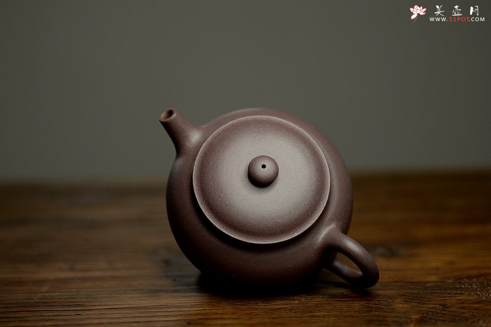 紫砂壶图片：此壶圆润饱满 做工精致 优质青灰泥 全手鼓腹 - 宜兴紫砂壶网