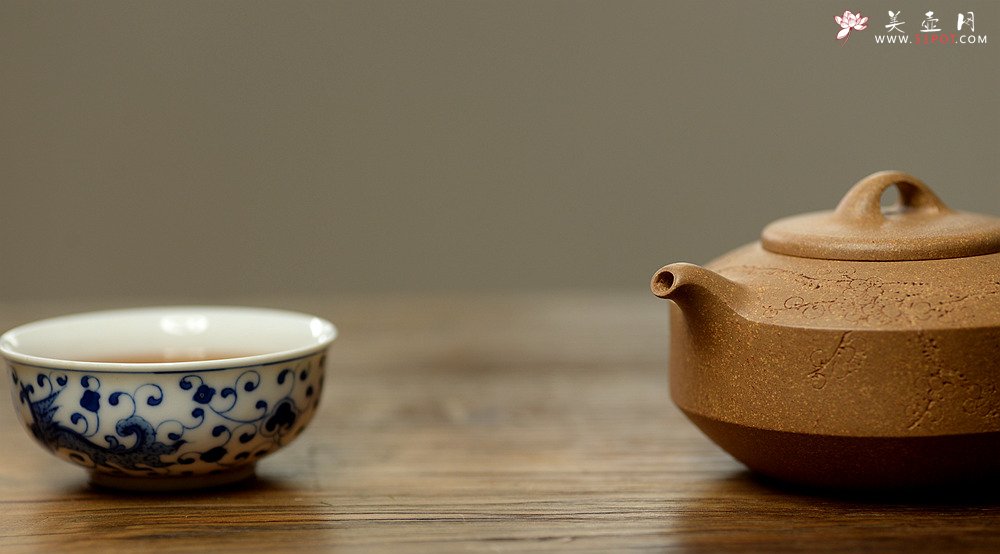 紫砂壶图片：国助工唐文作品  国助工袁德波装饰通转梅花 优质段泥 传统器形 扁石 - 宜兴紫砂壶网