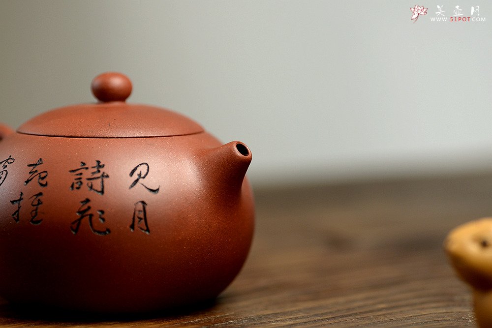 紫砂壶图片：优质老清水泥 圆润饱满 可人西施 文气的装饰  - 宜兴紫砂壶网