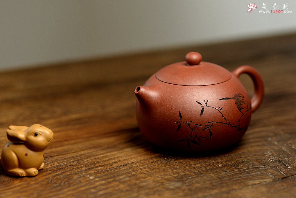 紫砂壶图片：优质老清水泥 圆润饱满 可人西施 文气的装饰  - 宜兴紫砂壶网