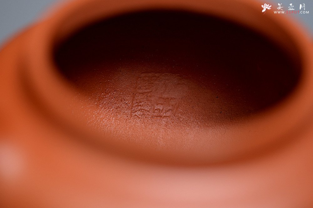 紫砂壶图片：张听刚装饰 刀法老辣 饱满周正 全手掇只 优质朱泥 - 宜兴紫砂壶网