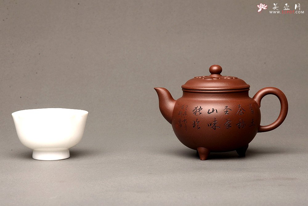 紫砂壶图片：传统经典 器型周正端庄 文气刻绘 大彬如意 - 宜兴紫砂壶网