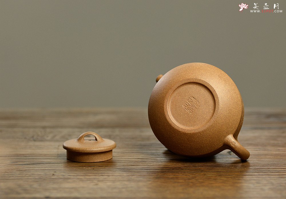 紫砂壶图片：国助工唐文作品  国助工袁德波装饰通转梅花 优质段泥 传统器形 扁石 - 宜兴紫砂壶网