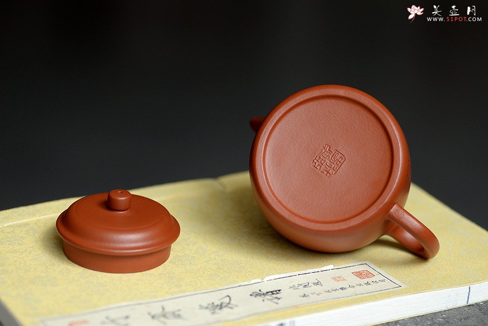 紫砂壶图片：山东篆刻家王福祥甲骨文装饰 经典实用 优质朱泥 德中 - 宜兴紫砂壶网