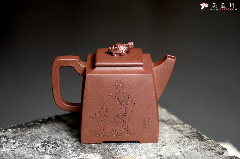 紫砂壶图片：方器潜力股 于洪跃全手作品 四方高寿 稳重大方 做工精致 知秋精心装饰 - 宜兴紫砂壶网