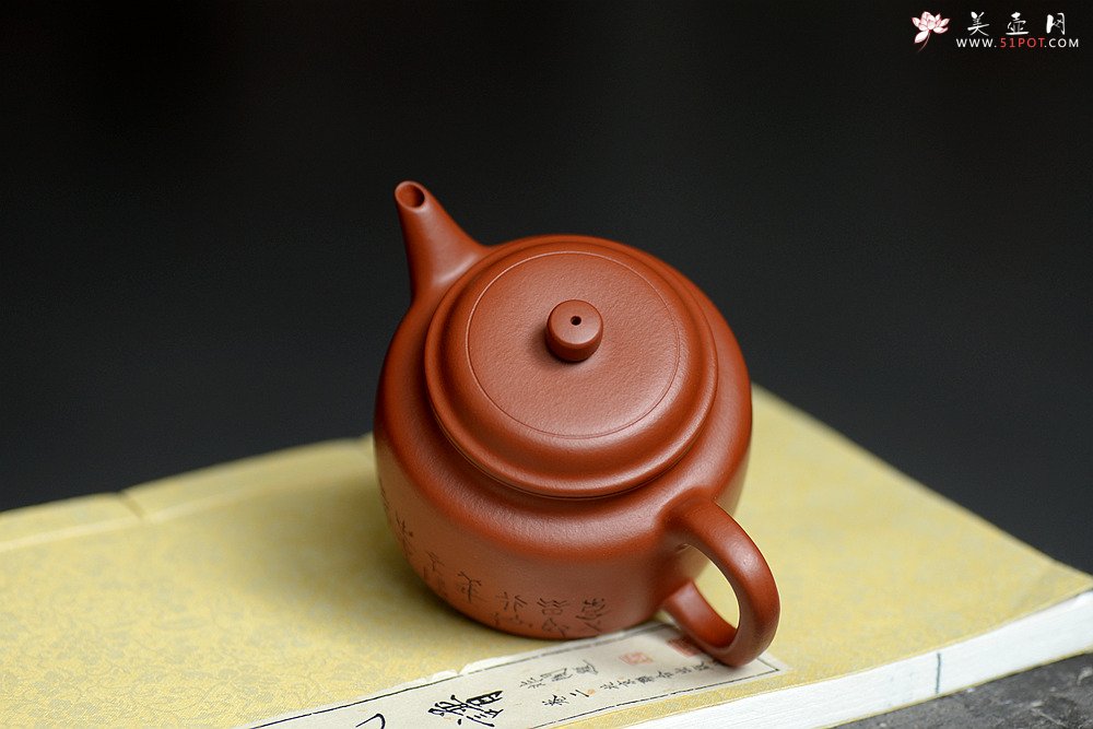 紫砂壶图片：山东篆刻家王福祥甲骨文装饰 经典实用 优质朱泥 德中 - 宜兴紫砂壶网