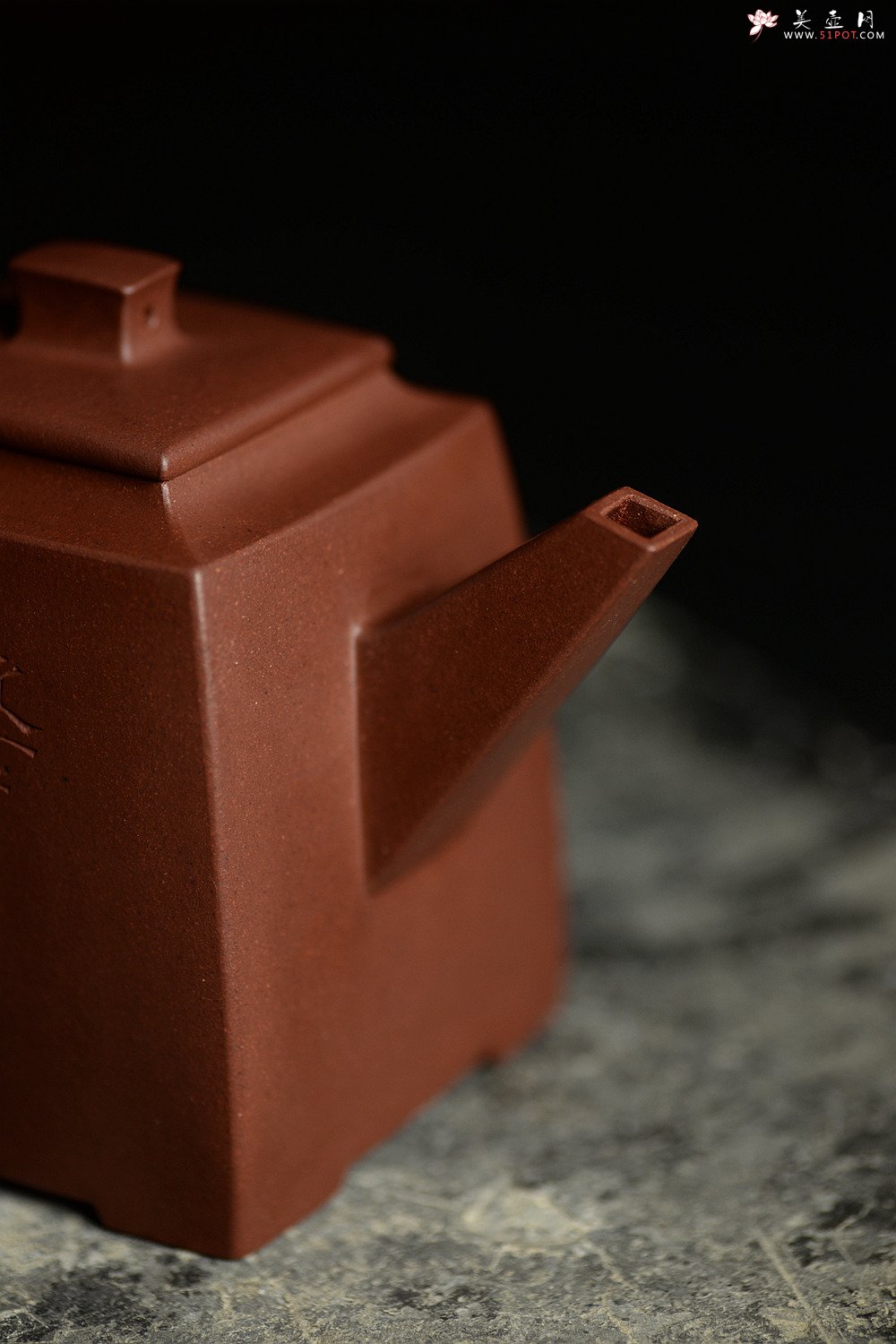 紫砂壶图片：挺拔刚正 稳重大方 文气装饰 空刻逸云 全手志在四方 - 宜兴紫砂壶网