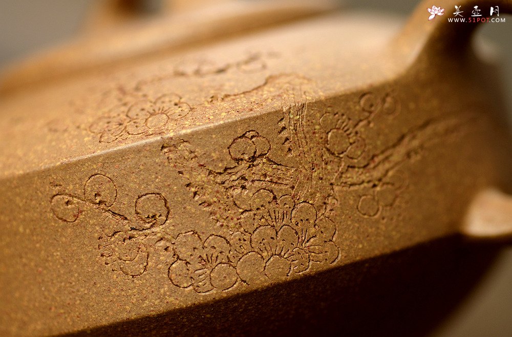 紫砂壶图片：国助工唐文作品  国助工袁德波装饰通转梅花 优质段泥 传统器形 扁石 - 宜兴紫砂壶网